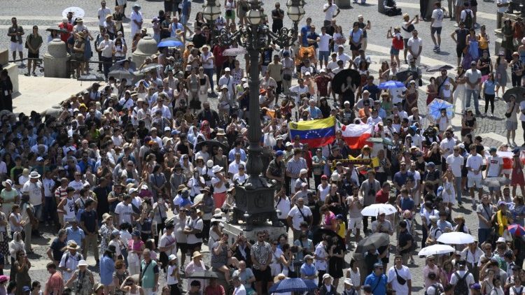 Milhares de fiéis e peregrinos reunidos na Praça São Pedro