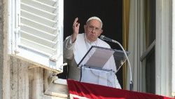 Papa Francisco durante o Angelus deste domingo, 21 de julho 