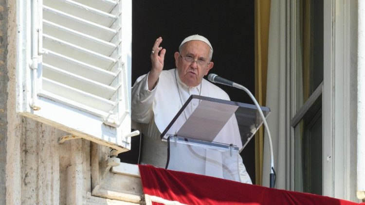 Papa Francisco durante o Angelus deste domingo, 21 de julho 