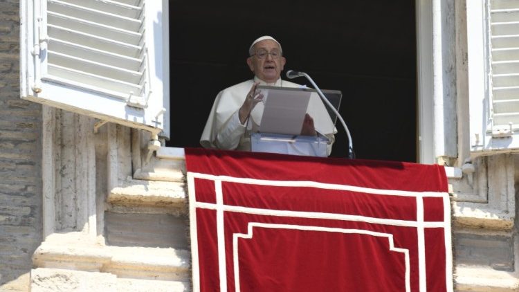 Pope at Angelus: Savour God's everyday miracles