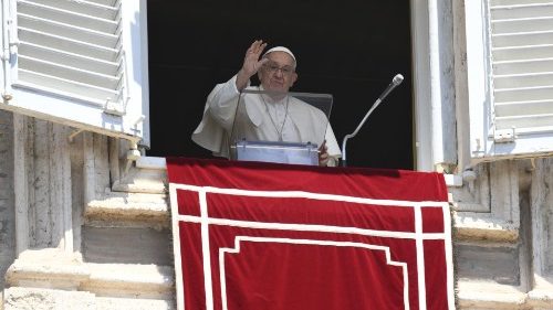 Angélus: «malgré la petitesse de notre amour, offrons-le au Seigneur»