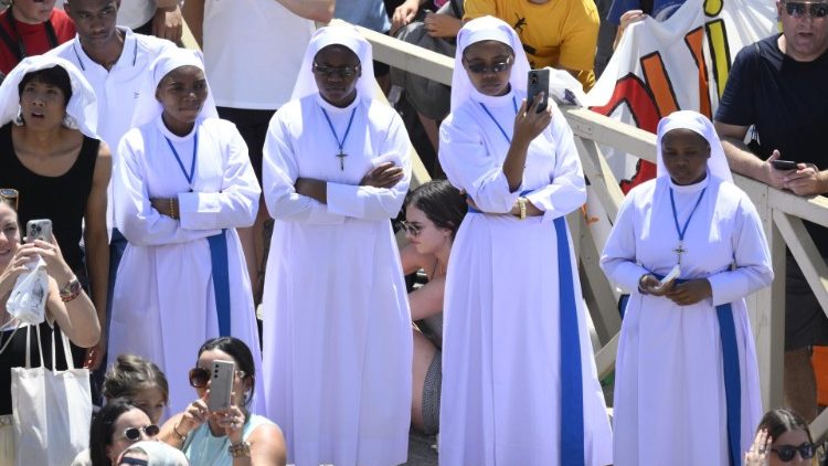 Des religieuses participant à l'Angélus