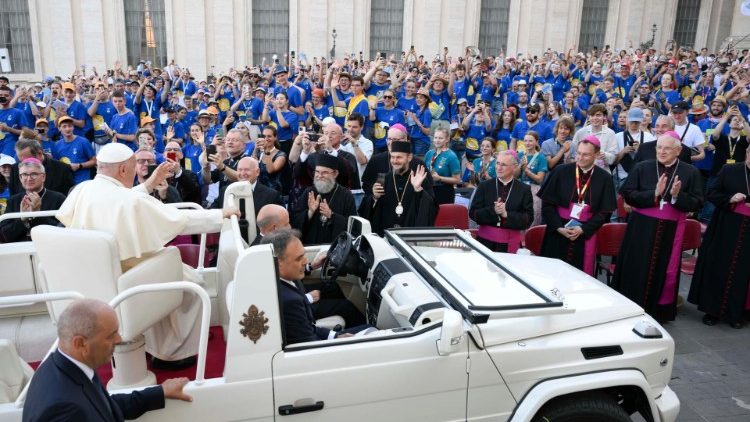 Papst Franziskus auf dem Petersplatz am Dienstagabend