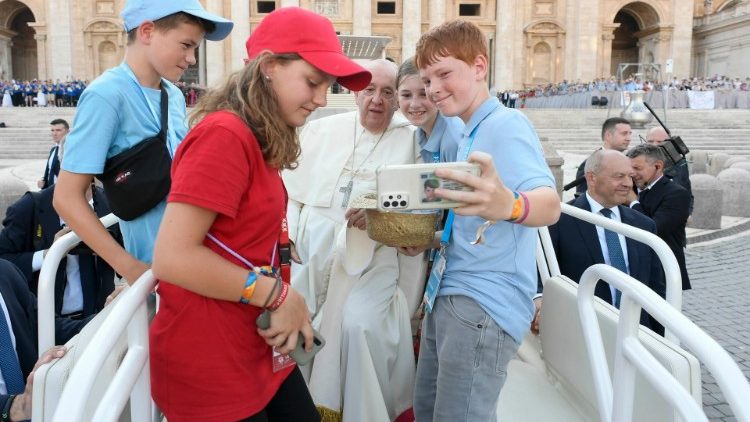 Le Pape François en compagnie de servants de messe