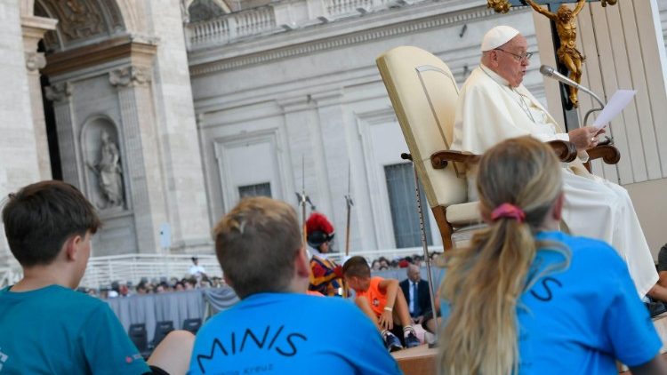 Il Papa mentre parla ai chierichetti