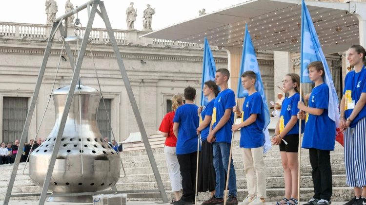 O grande turíbulo aceso pelos coroinhas