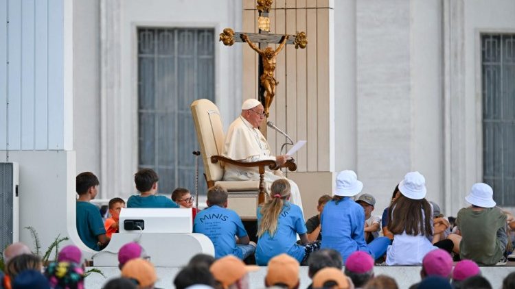 Saludo del Papa a los monaguillos