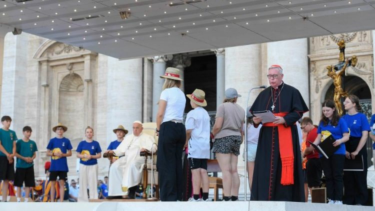 Junge Messdiener mit Papst Franziskus