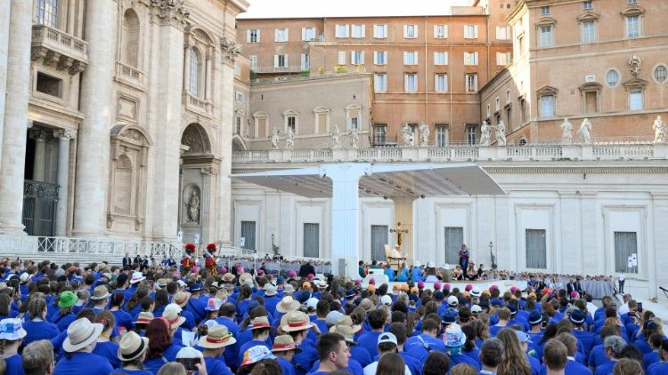 Ein buntes Fest des Glaubens: Das Ministrantentreffen auf dem Petersplatz