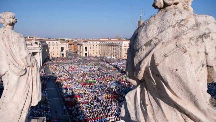 Piazza San Pietro gremita di giovani