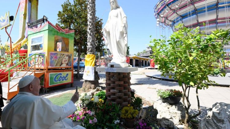 Papst Franziskus segnet die Marien-Statue