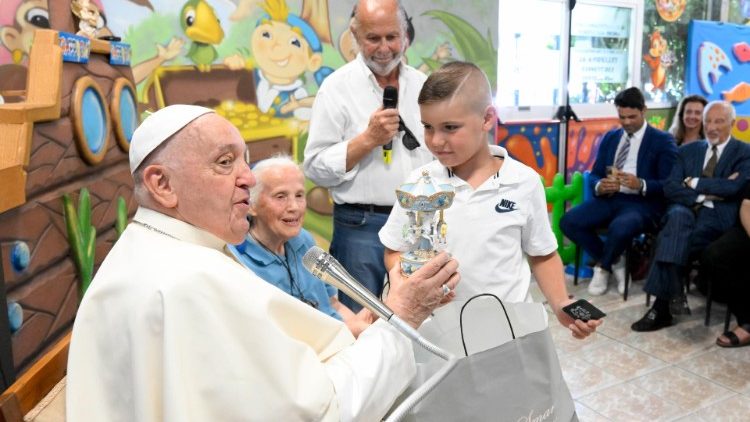 Papst Franziskus erhält die Spieluhr und Taschengeld für ein Eis