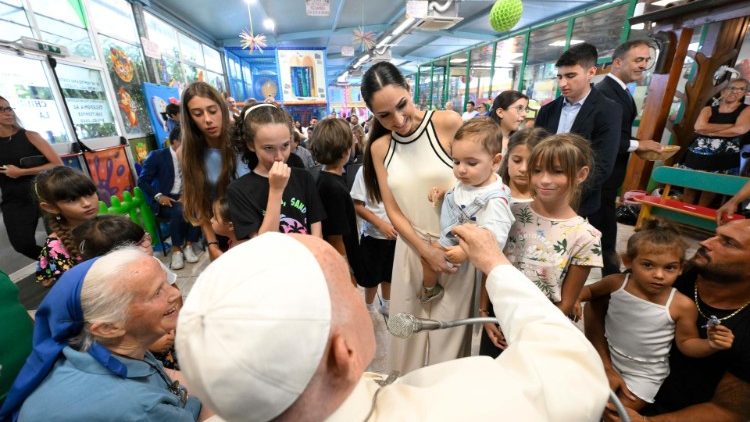 Il Papa saluta una famiglia