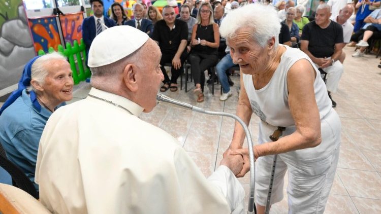 Der Papst trifft Schausteller beim Strand von Ostia