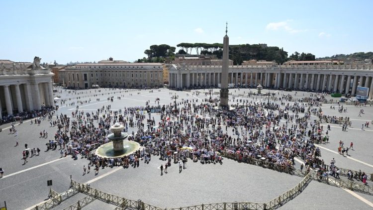 Blick auf den Petersplatz beim Mittagsgebet