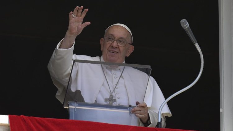 Pope encourages taking the path of charity for fulness of life