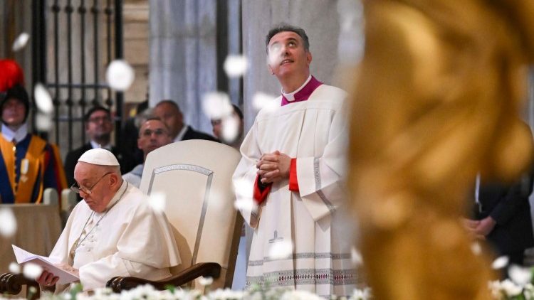 Il Papa a Santa Maria Maggiore durante la rievocazione della "nevicata"