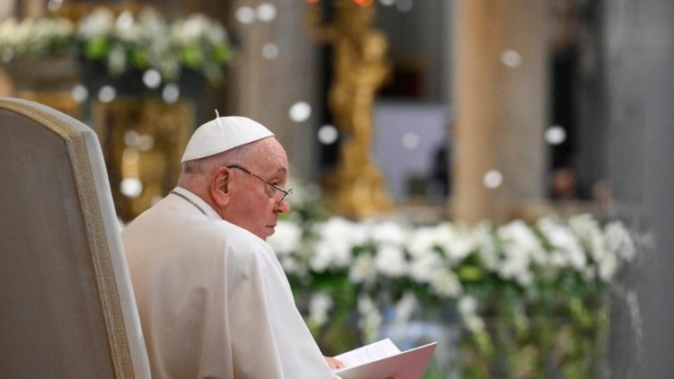 Papst im Blumenblattregen