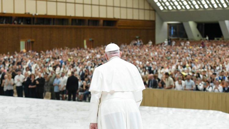 Papa Francisco saúda os fiéis durante a Audiência Geral 