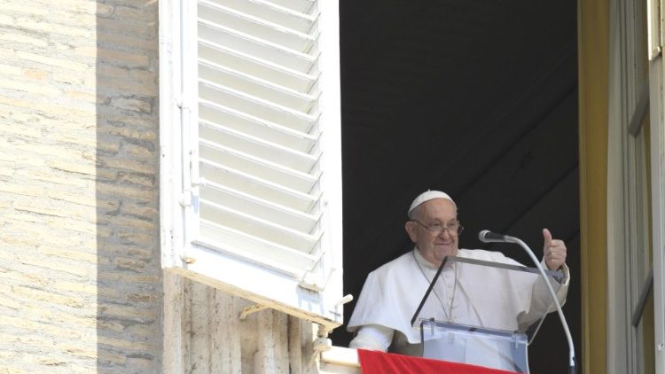 Papst Franziskus grüßt die Gläubigen auf dem Petersplatz