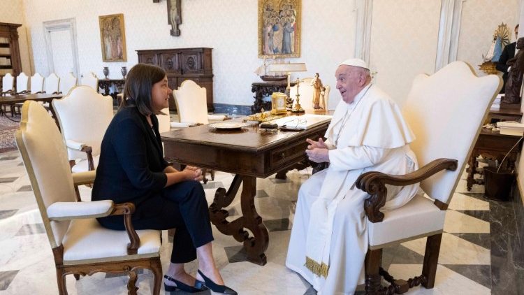 Le Pape François avec la rectrice de l'Université catholique du Sacré-Cœur de Milan, Elena Beccalli. 