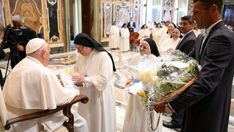 Il Papa con alcune suore ricevute oggi in udienza