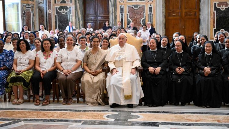 Le Pape François  et les participants à divers Chapitres généraux.