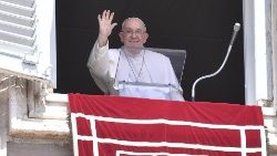 Papież Franciszek podczas modlitwy Anioł Pański