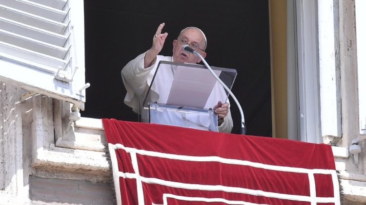 Papež Frančišek vsako nedeljo in praznik vodi opoldansko molitev z okna apostolske palače.