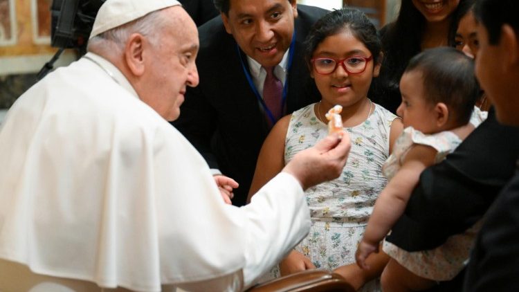 Il saluto con i partecipanti all'udienza nel Palazzo apostolico