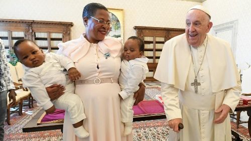 Papst Franziskus: Den Krieg ächten, das Völkerrecht stärken