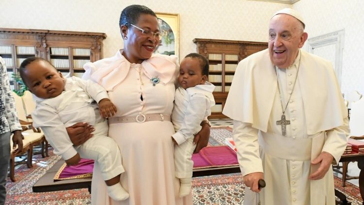 Auch die Parlamentspräsidentin von Uganda war an diesem Samstag beim Papst - mit ihrem Nachwuchs