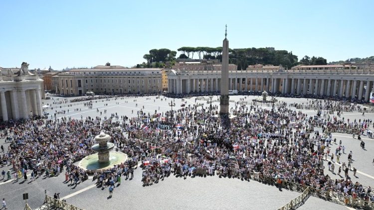 Piazza San Pietro durante l'Angelus