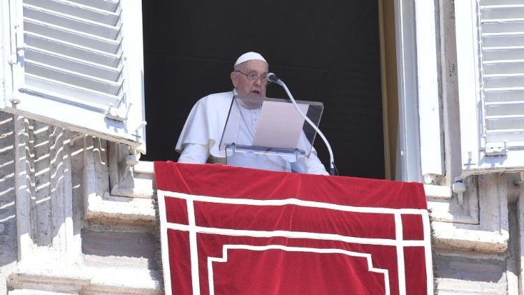 Der Papst am Fenster seines Arbeitszimmers im Apostolischen Palast