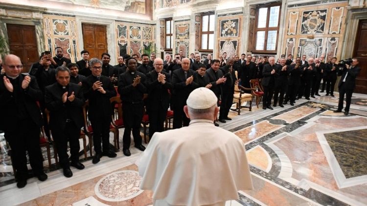 Le Pape François  et les participants au chapitre général de la congrégation des Oblats de saint Joseph.