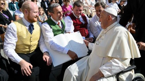 Papst bekommt die Partitur der für ihn komponierten Messe geschenkt