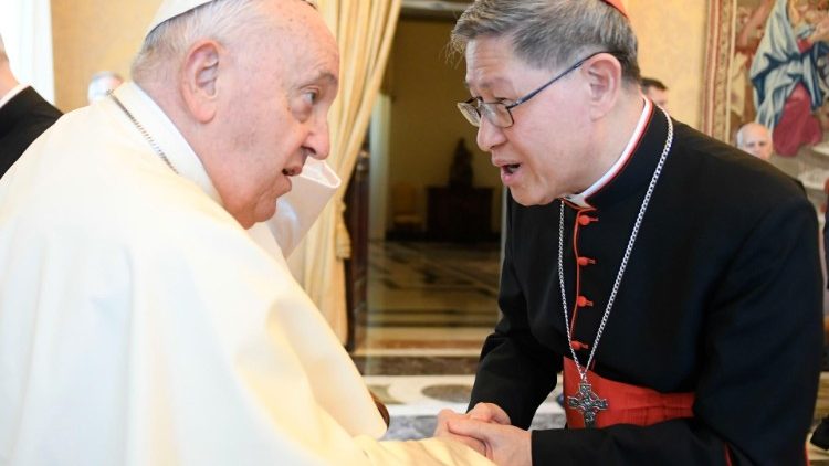 Papa Francesco nel saluto al cardinale Luis Antonio Tagle, pro-prefetto del Dicastero per l'Evangelizzazione e gran cancelliere dell'Urbaniana