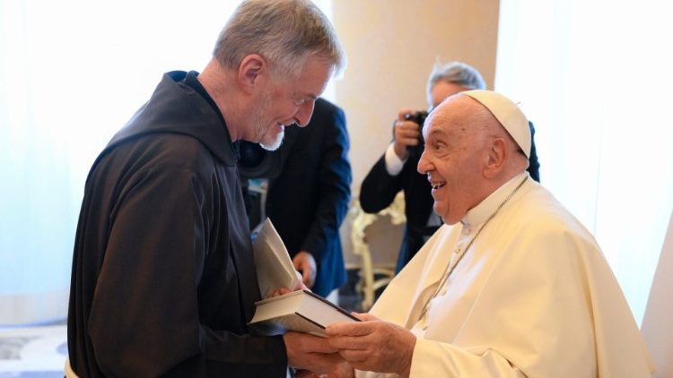 Papa Francesco con il ministro generale dell'Ordine dei Frati Minori Cappuccini, fra Roberto Genuin, durante l'udienza in Sala Concistoro