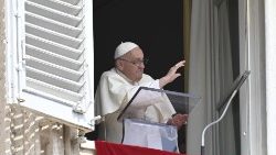 Papież Franciszek podczas modlitwy Anioł Pański