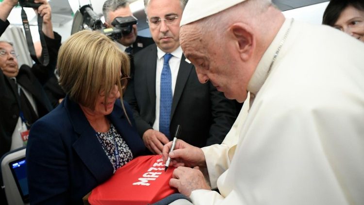 La giornalista Eva Fernández consegna al Papa la maglia del piccolo Mateo, assassinato ad agosto a 11 anni