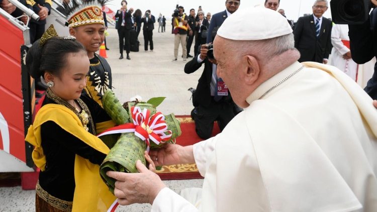 Dos niños con trajes tradicionales ofrecieron flores al Papa