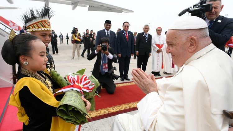 Le Pape François à son arrivée à l'aéroport de Jakarta.