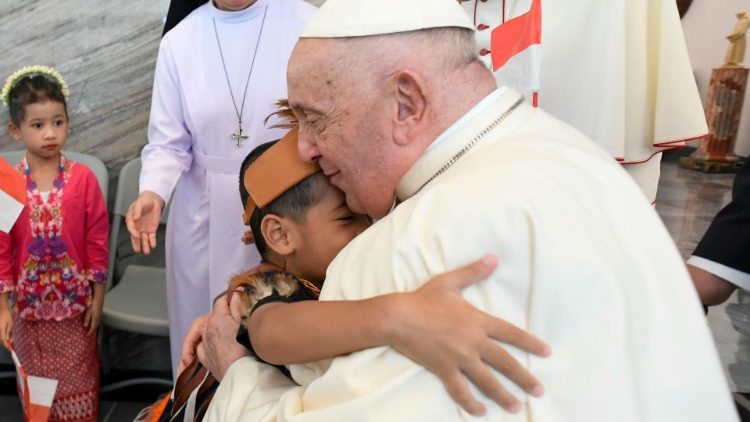  Francisco recebe o abraço de uma criança órfã indonésia