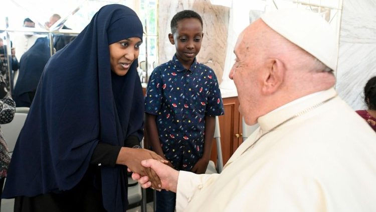 Una donna afghana saluta il Papa