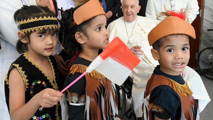 Des enfants ont accueilli François à la nonciature de Jakarta