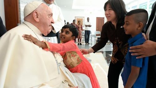 A Jakarta, le Pape rencontre des orphelins, des pauvres et des réfugiés