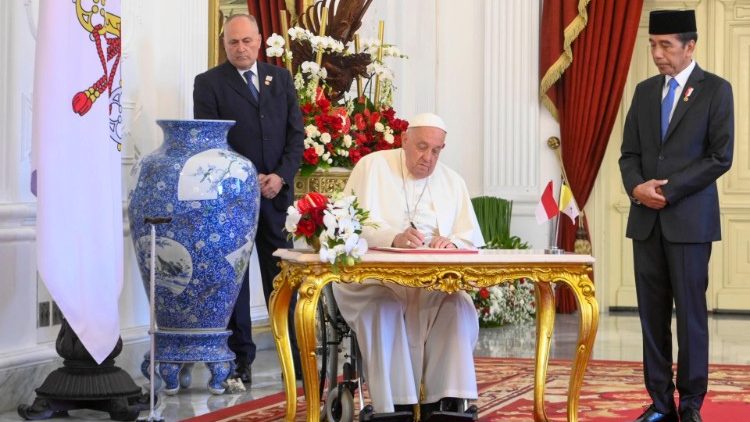 Il Papa firma il Libro d'Onore nel palazzo presidenziale dell'Indonesia