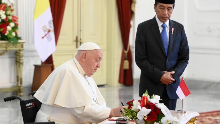 El Papa firma el libro de honor en el palacio presidencial de Istana Merdeka, antes del encuentro con las autroidades y representantes de la sociedad indonesia