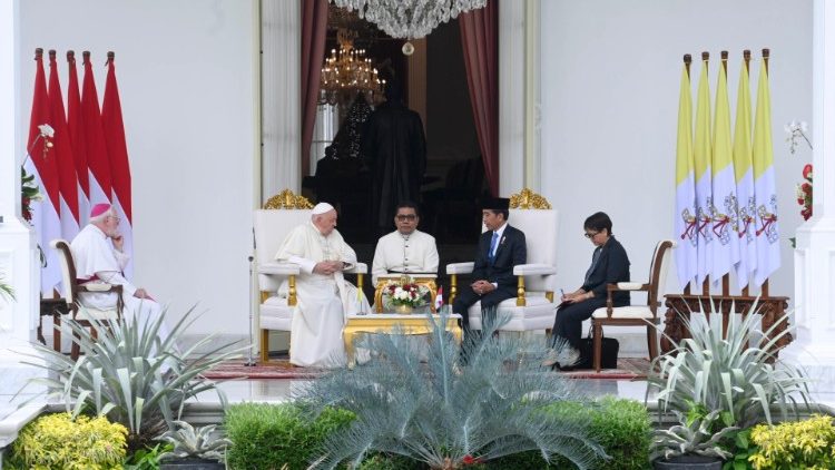 Pope Francis and President Widodo speak at the presidential palace