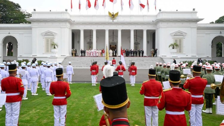 Nghi lễ tiếp đón ĐTC Phanxicô bên ngoài Dinh Tổng thống Indonesia